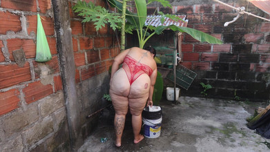 Lexly_16: 隣人が私の家に入ってきて庭で私を見つめる これが起こった パート1/2