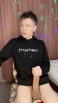 Twink 在激烈的单人手泵中前列腺刺麻
