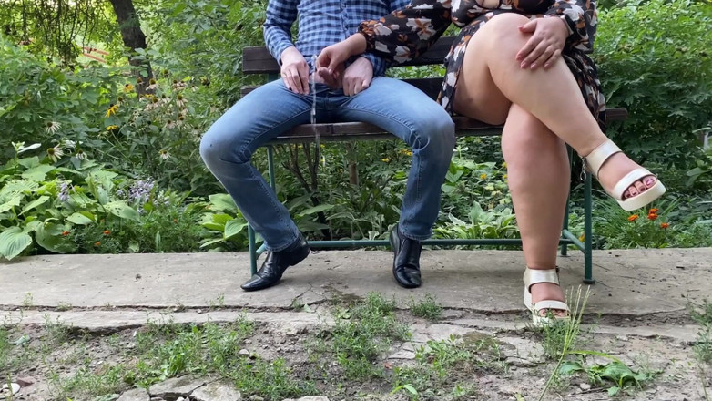 OurFetishLife: Zralá děvka milf se sexy nohama mi pomáhá čůrat, zatímco sedí...