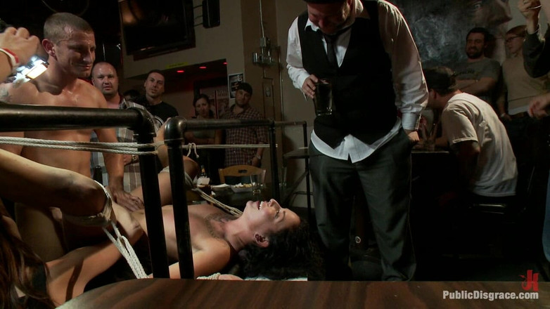 Public Disgrace by Kink: Si cantik di bar