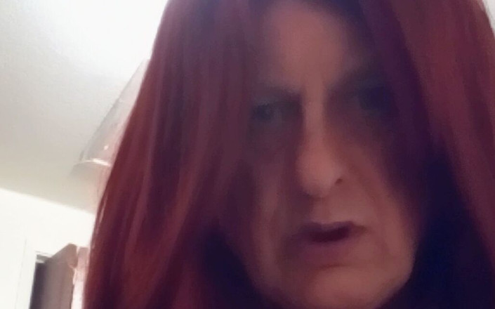 Patti Xdresser: Патті демонструє свої маленькі цицьки з великими сосками, просячи хлопців подзвонити їй.