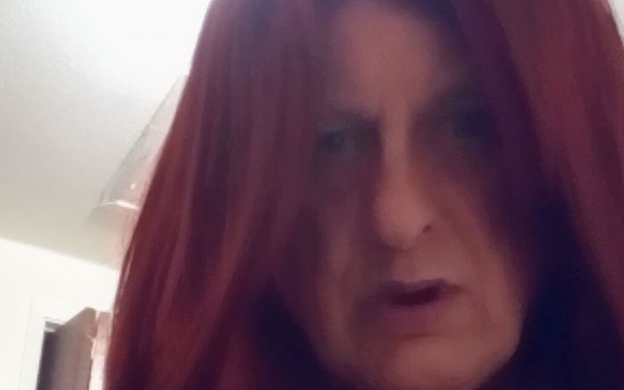 Patti Xdresser: Patti erkeklerden onu aramalarını isterken büyük meme uçlu küçük göğüslerini...