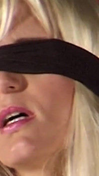 Dominatrix matang lelaki bertatah dengan blonde terikat