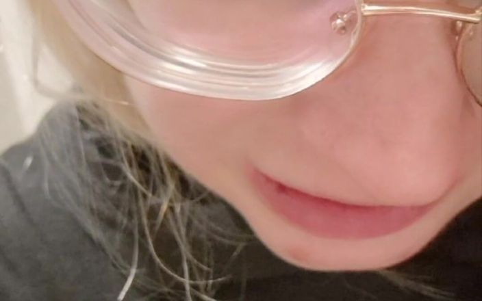 Anna Lynx: Masturbieren bis auf deinen schwanz pic