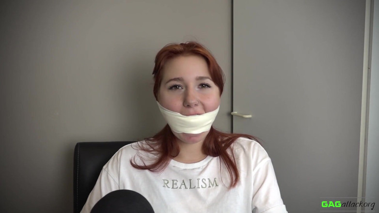 Gag Attack: Red Foxy - Mit klebeband geknebelt