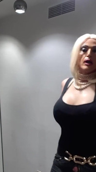 Blondă excitată. Delecta
