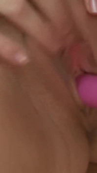 Două curve lesbiene fierbinți se distrează împreună cu vibratorul