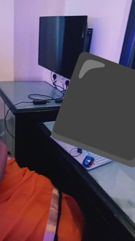 Fantasy Roleplay macechy v oranžovém sárí si hraje s její kočičkou
