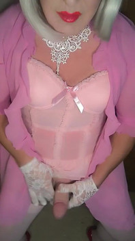 Sissy transvestiert mit großem sperma