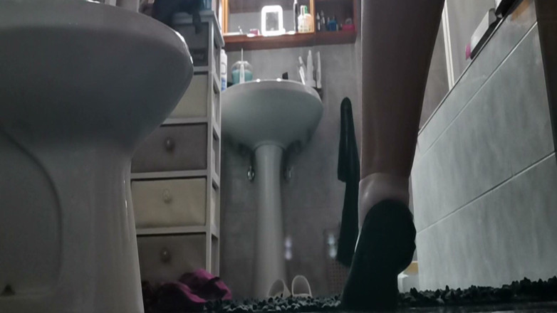 Nicoletta Embassi: Camera on the Floor, Huge Ass and Sound Farts