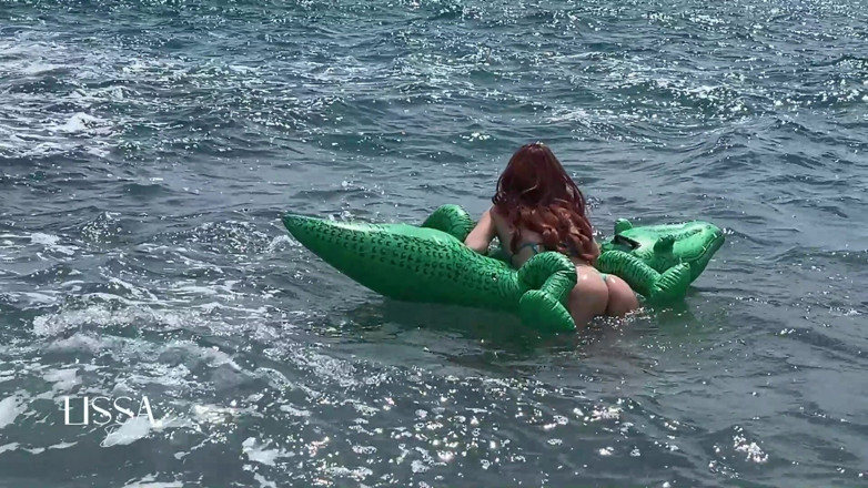 Lissa Brown: Sunet relaxant al valurilor cu crocodilul sărind și umflându-se