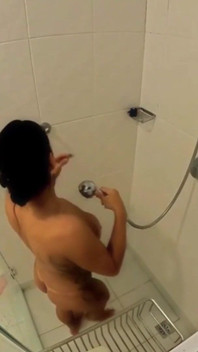 Caio internette banyo yapıyor! Büyük memeli esmer kalın bir yarağa sert biniyor