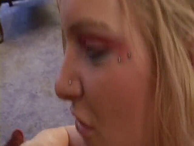 Girls of Desire: Morenas calientes y lesbianas rubias toman un bonito consolador rosa...