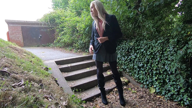 The Midnight Minx: College slut waiting for boyfriend.