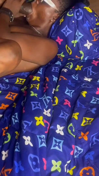 Trio torride et coquin, elle la baise, elle n’arrêtait pas de la sucer par une grosse bite noire pour la faire squirter avant de creampie sa chatte noire mouillée et juteuse