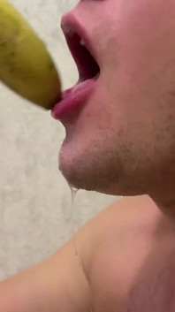 Um treino de garganta muito suja com banana e leite. Não para todos