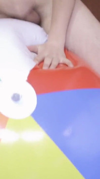 Великий пляжний м'яч