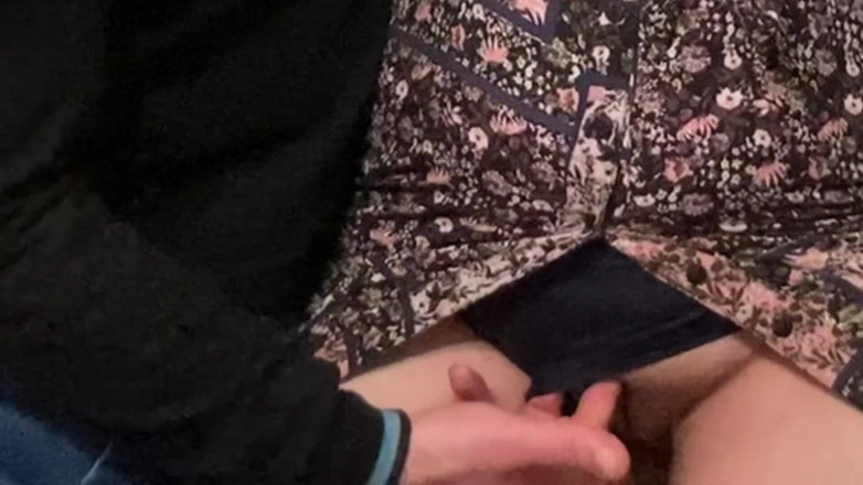 Niki studio: MILF seksi mendapat kelentitnya menggosok di kereta bawah tanah