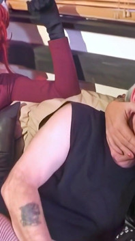 Homem mais velho com três cross-dressers quentes se safam juntos