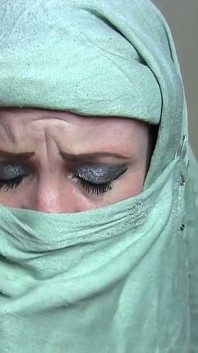 Alçak gönüllü isteksiz enayi hizmetçi! Özensiz burqa-niqabi yüzünü sikiyor sakso çekiyor! Bakış açısı