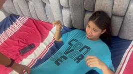 Küçük üvey kız kardeşimi kıyafetlerimle buluyorum, çıkarıyorum ve amına boşalana kadar onu sert sikiyorum