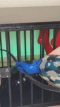 Latexový důstojník šuká svého latexové vězně připínákem