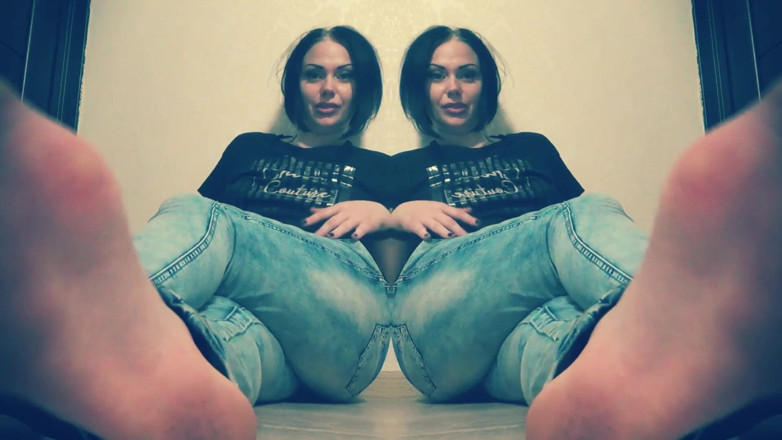 Goddess Misha Goldy: 裸露的脚穿着牛仔裤JOI CEI