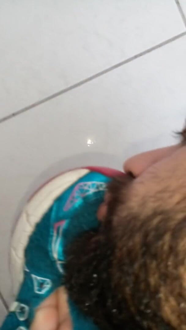Sneakerfetish_BR: Asik ngentot pakai sepatu kenegaraan di kamar mandi