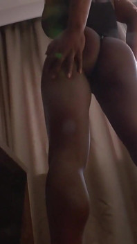 Kaslı bacaklarımı ve götümü losyonla sikiyorum