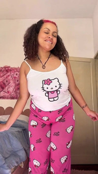 Latina con curvas pedos en lindo pijama