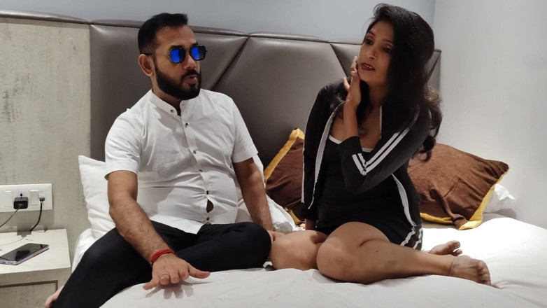 Anjalisingh_sexy: Чоловік подзвонив своїй секретарці в свою кімнату і відтрахав, хардкорне відео
