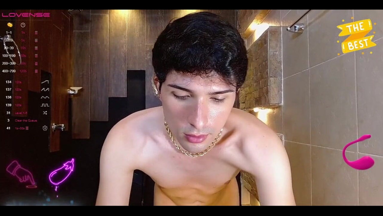 Diego latinboy: Nothing under the towel