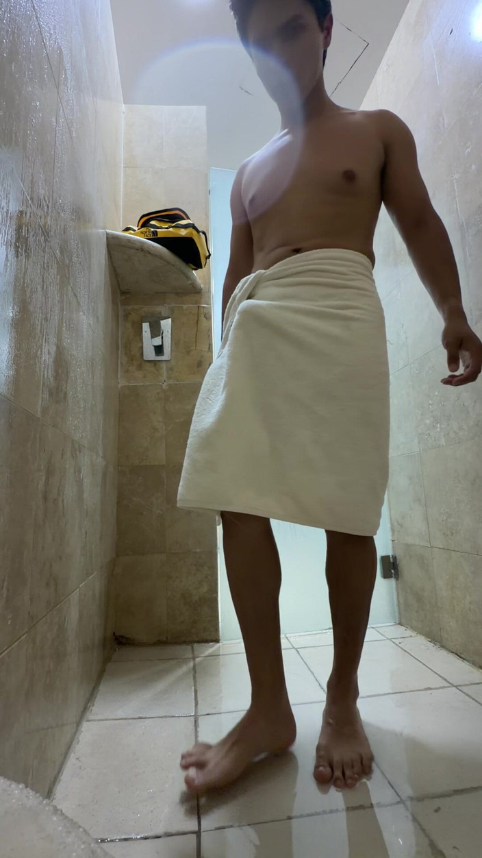 joanraay: Bañandome En Las Regaderas Del Gimnasio