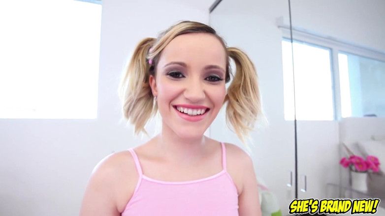 Top Web Models: Schattige blonde tiener Holly Travis geen handen pijpbeurt en sperma...