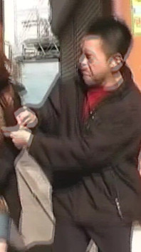 위험한 공개 유방 플레이를 즐기는 미시 아시아 커플