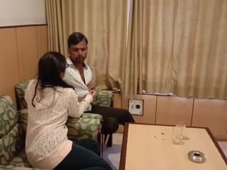 Hindi-Sex: Ateşli Hintli kız erkek arkadaşının yarağının üstüne çıkıyor