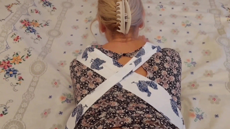 Selena701: एमेच्योर सुनहरे बालों वाली परिपक्व पत्नी आधे कपड़े पहने सेक्स का आनंद लेती है