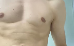 Big Dmike: Twink s velkým čůrákem baví v koupelně