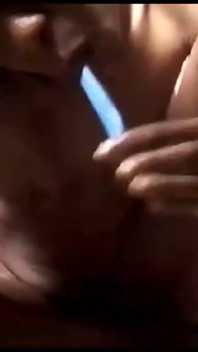 Cewek sange ini lagi asik menyikat memekku pakai sikat gigi