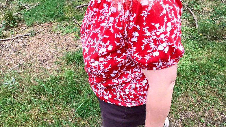 Bouncy Tits Action: 彼女ははしごに寄りかかり、裸で勃起し、胸を叩く