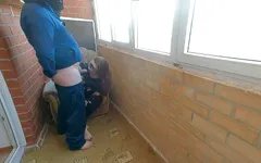 Ả điếm già muốn được đụ mạnh trên ban công