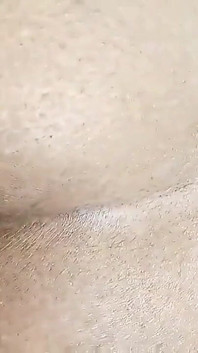 청소하는 동안 새엄마가 침대 밑에 갇혀있을 때 애널 따먹기 꽉 조이는 후장