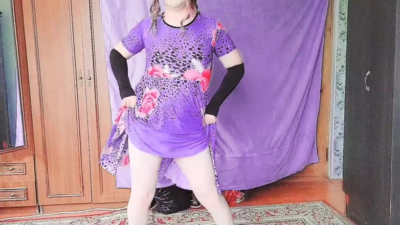 Kitty_Cross: Süße Sissy posiert mit buntem lutscher und lächeln