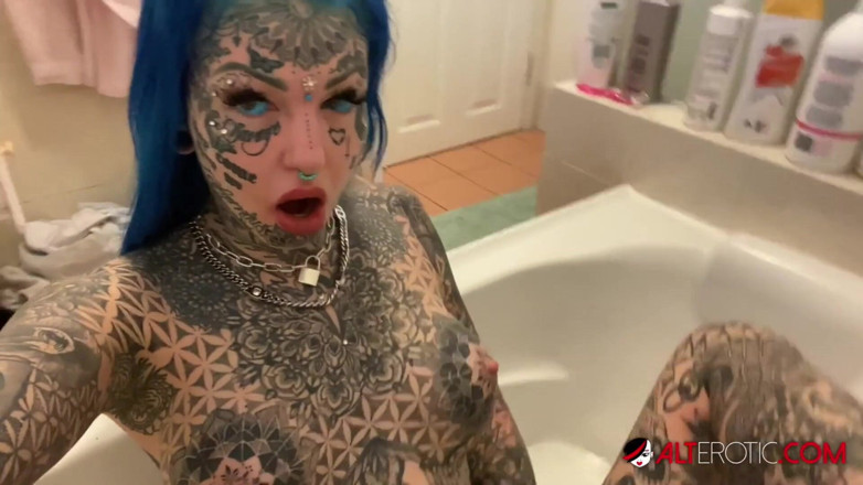 Alt Erotic: Amber Luke's solo masturbatie in quarantaine