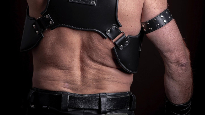 MusclesCigarsFFPig: Ein Vater, der mit seinen Brustwarzen spielt und seine Pfeife...