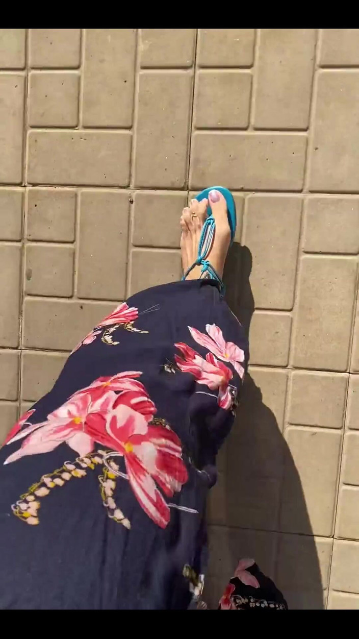 KiffaFeet: Dobré ráno s mými sexy nohami a modrými sandály