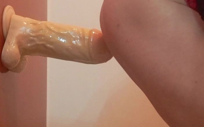 covo_sissy_cross: Så fort jag bar rött, ville jag knulla vad jag än...