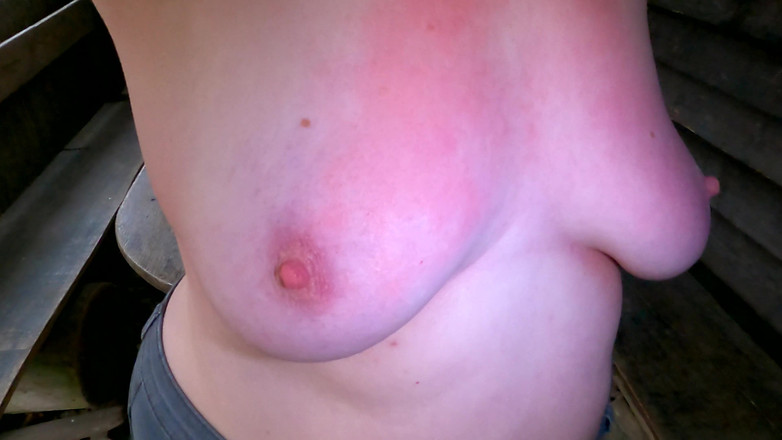 Bouncy Tits Action: Schiaffeggia le sue tette rosse nella capanna per le escursioni