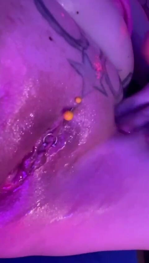 Hotwifee81: 기름을 바르고 젖은 보지를 문지르다