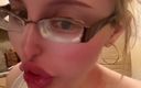 FinDom Goaldigger: 부엌에서 하품하는 거대한 안경을 입은 소녀